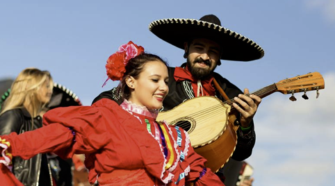 Mexicaanse dansgroep en live muziek